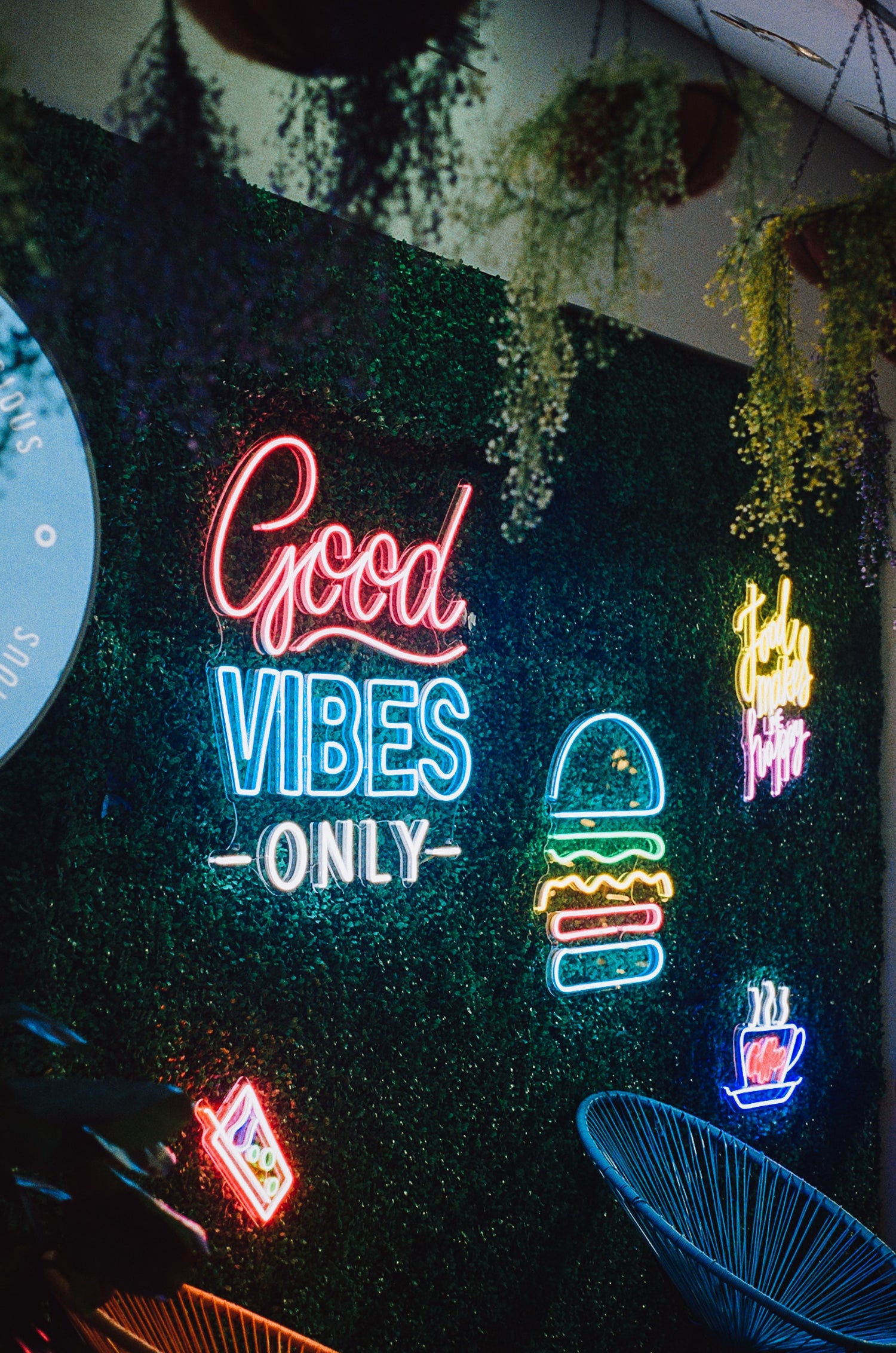 mur vegetal neon vibes only burger