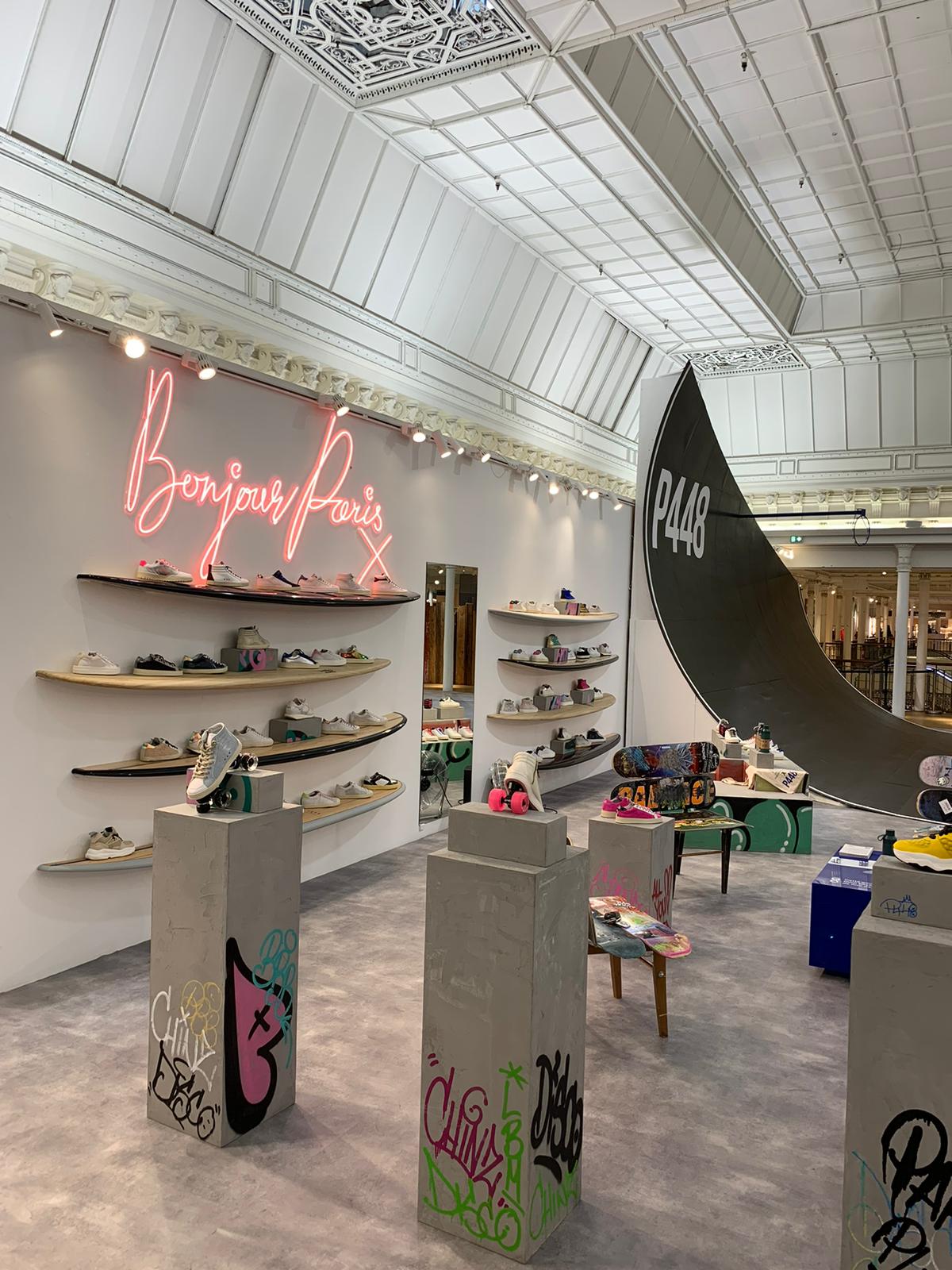 bonjour paris néon stand au galerie lafayette