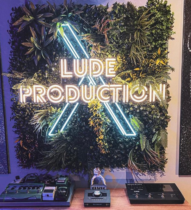 lude production neon music avec mur vegetal