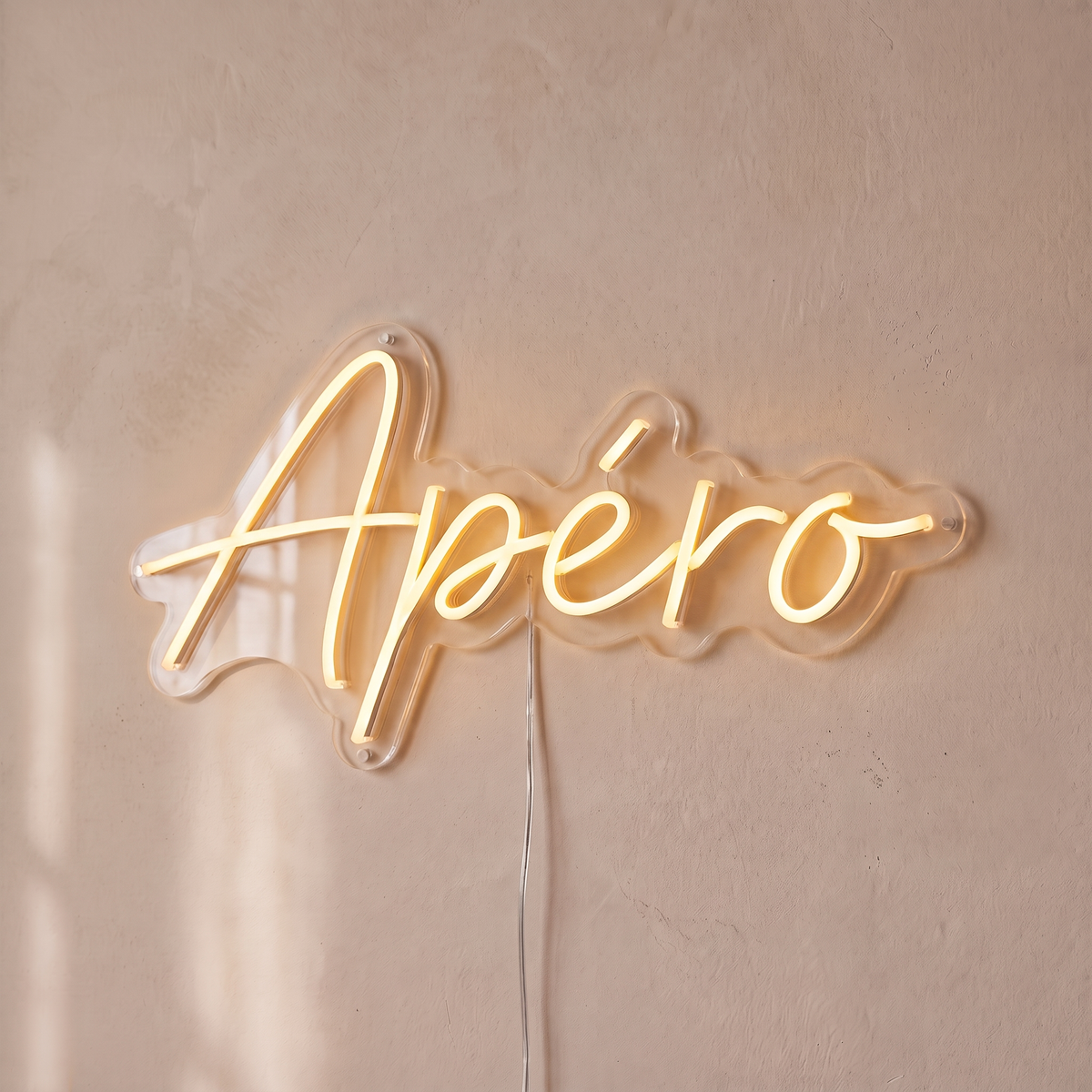Néon mural « Apéro » blanc chaud, gros plan sur fond beige