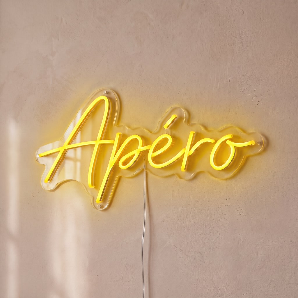Néon mural « Apéro » jaune, gros plan sur fond beige