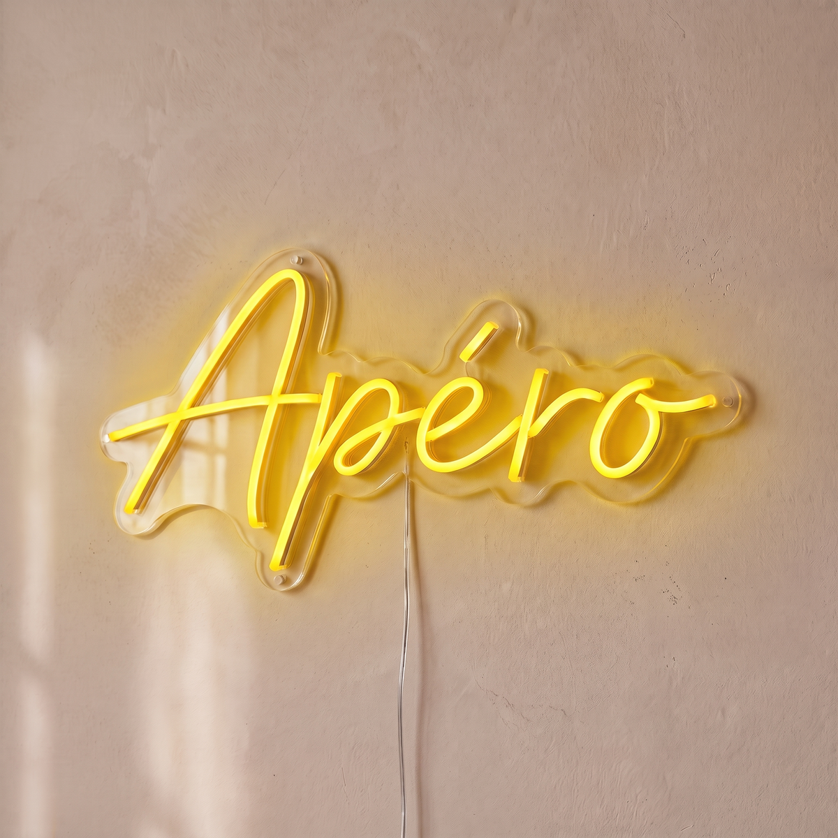 Néon mural « Apéro » jaune, gros plan sur fond beige