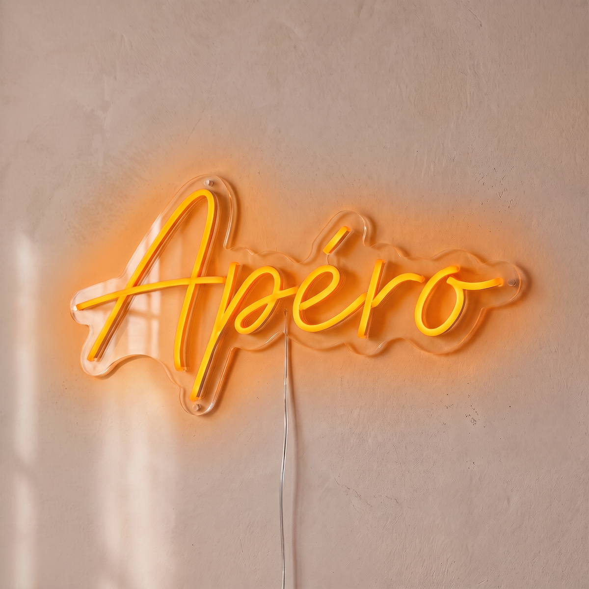 Néon mural « Apéro » orange, gros plan sur fond beige