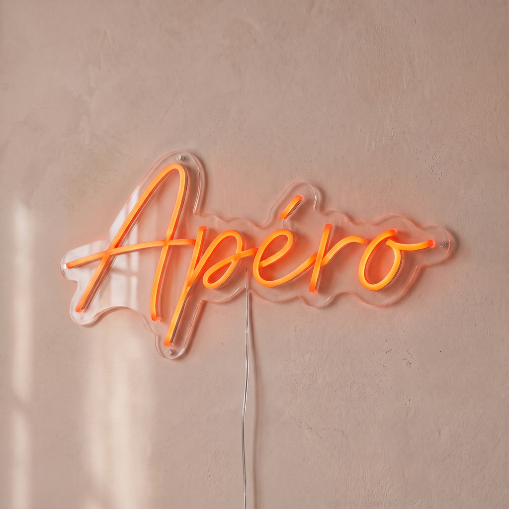 Néon mural « Apéro » rouge orangé, gros plan sur fond beige