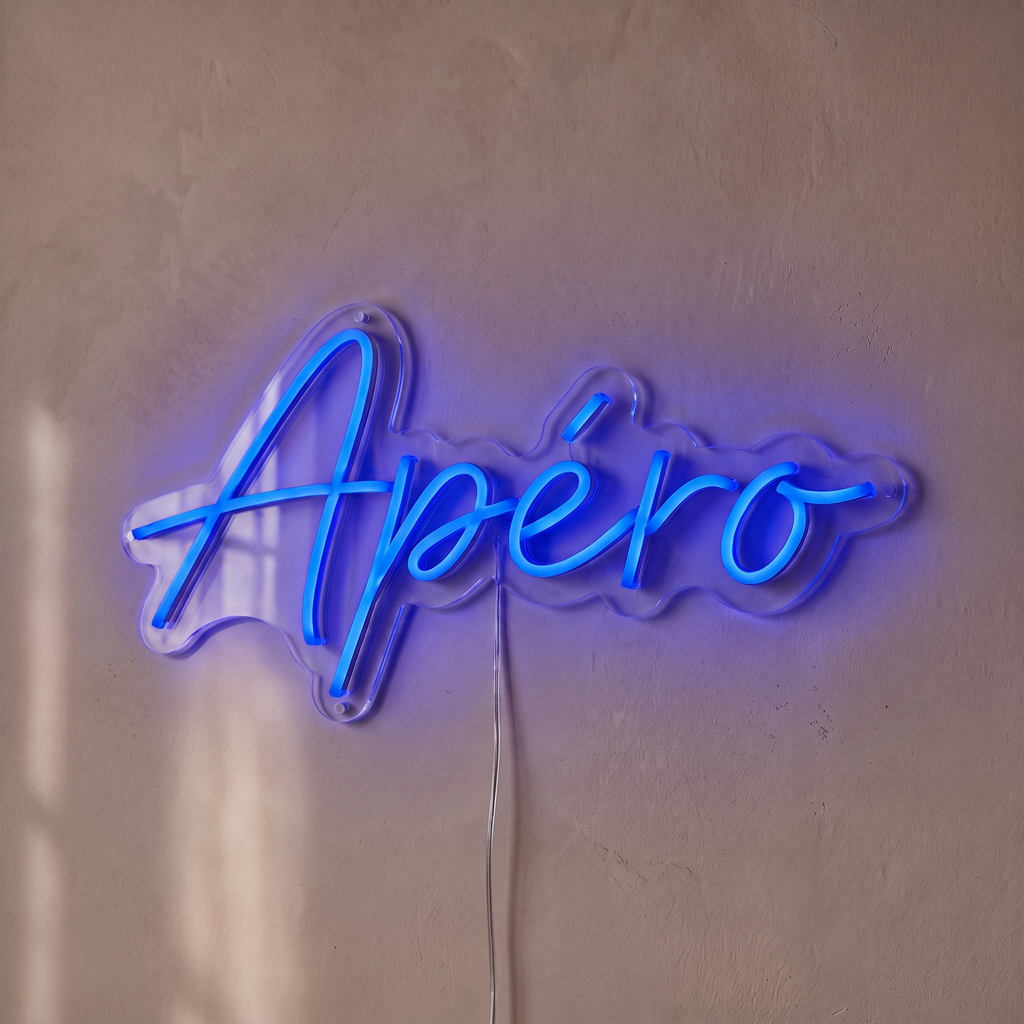 Néon mural « Apéro » bleu, gros plan sur fond beige
