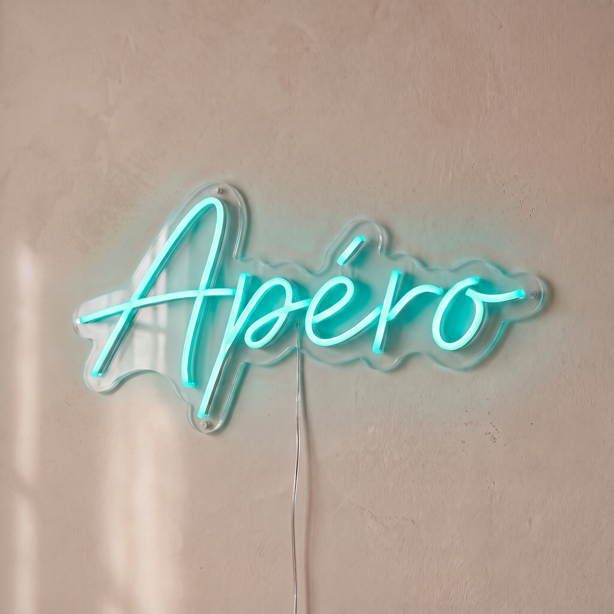 Néon mural « Apéro » turquoise, gros plan sur fond beige