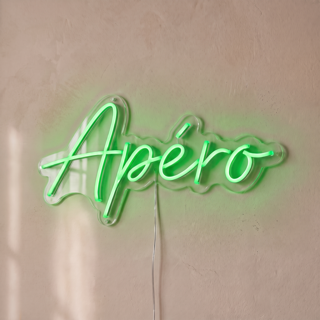 Néon mural « Apéro » vert, gros plan sur fond beige