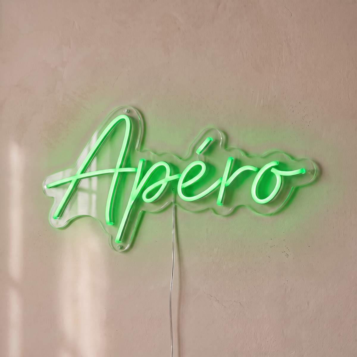 Néon mural « Apéro » vert, gros plan sur fond beige