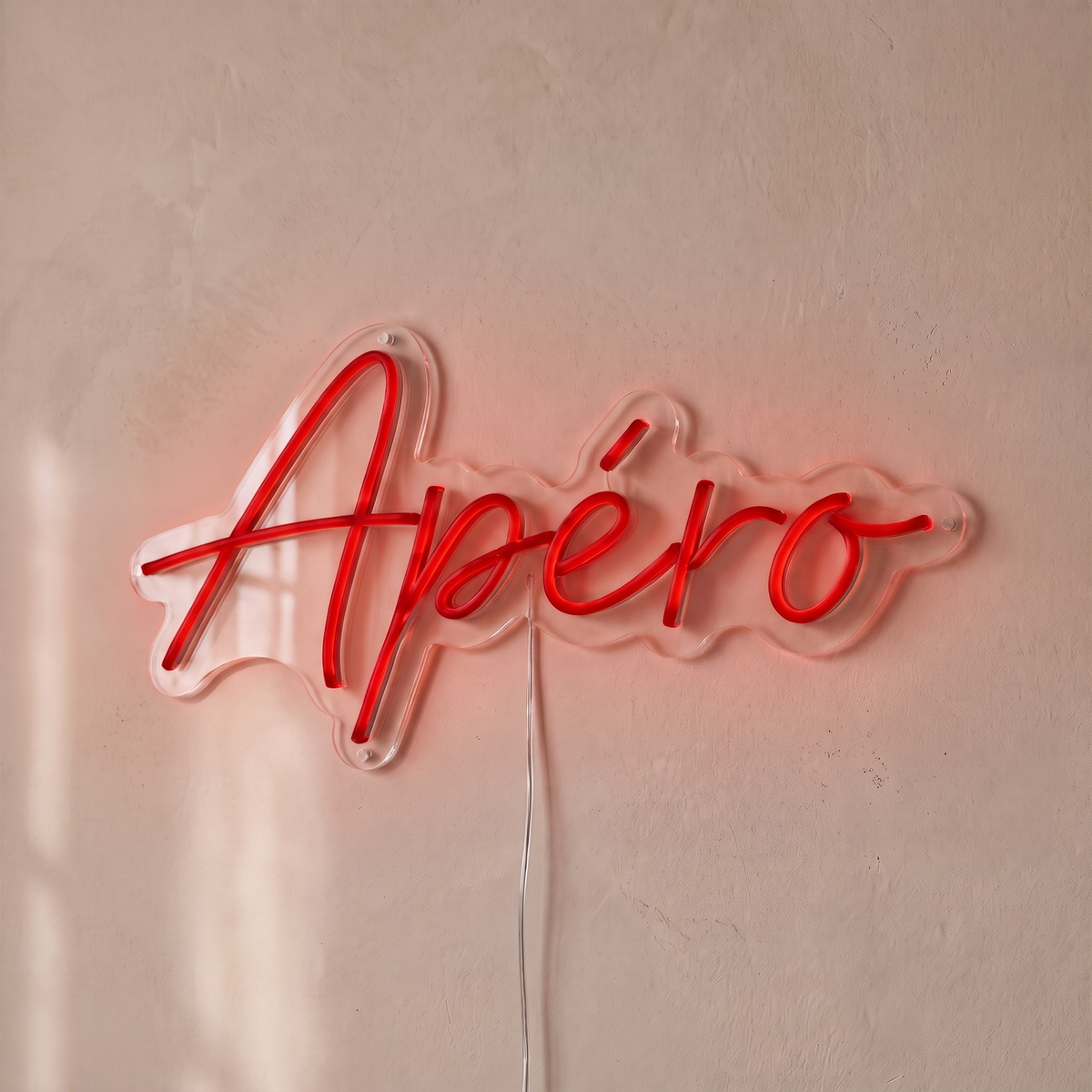 Néon mural « Apéro » rouge, gros plan sur fond beige