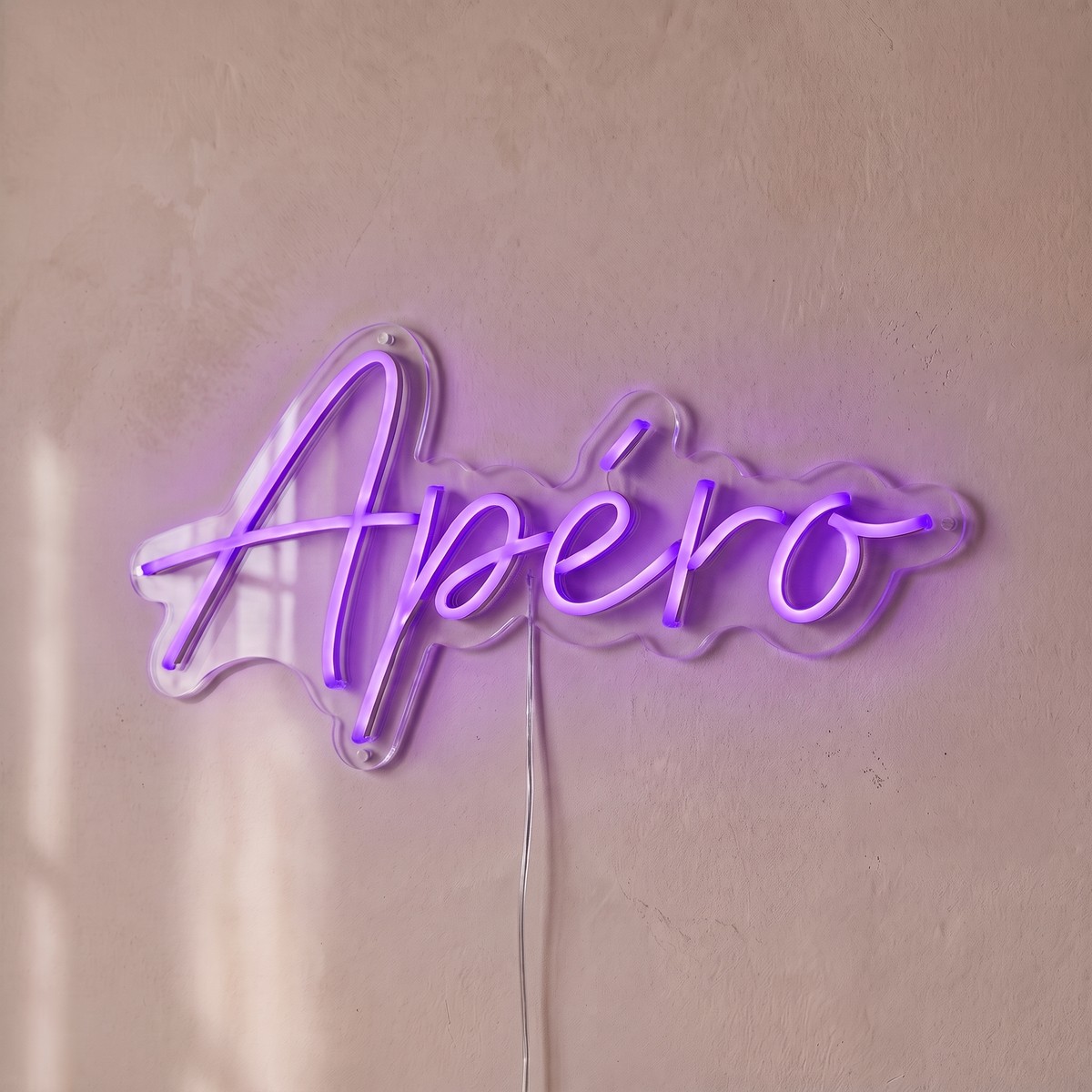 Néon mural « Apéro » violet, gros plan sur fond beige