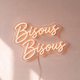 Néon mural « Bisous Bisous » blanc chaud, gros plan sur fond beige