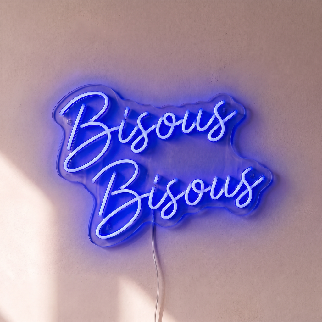 Néon mural « Bisous Bisous » bleu, gros plan sur fond beige