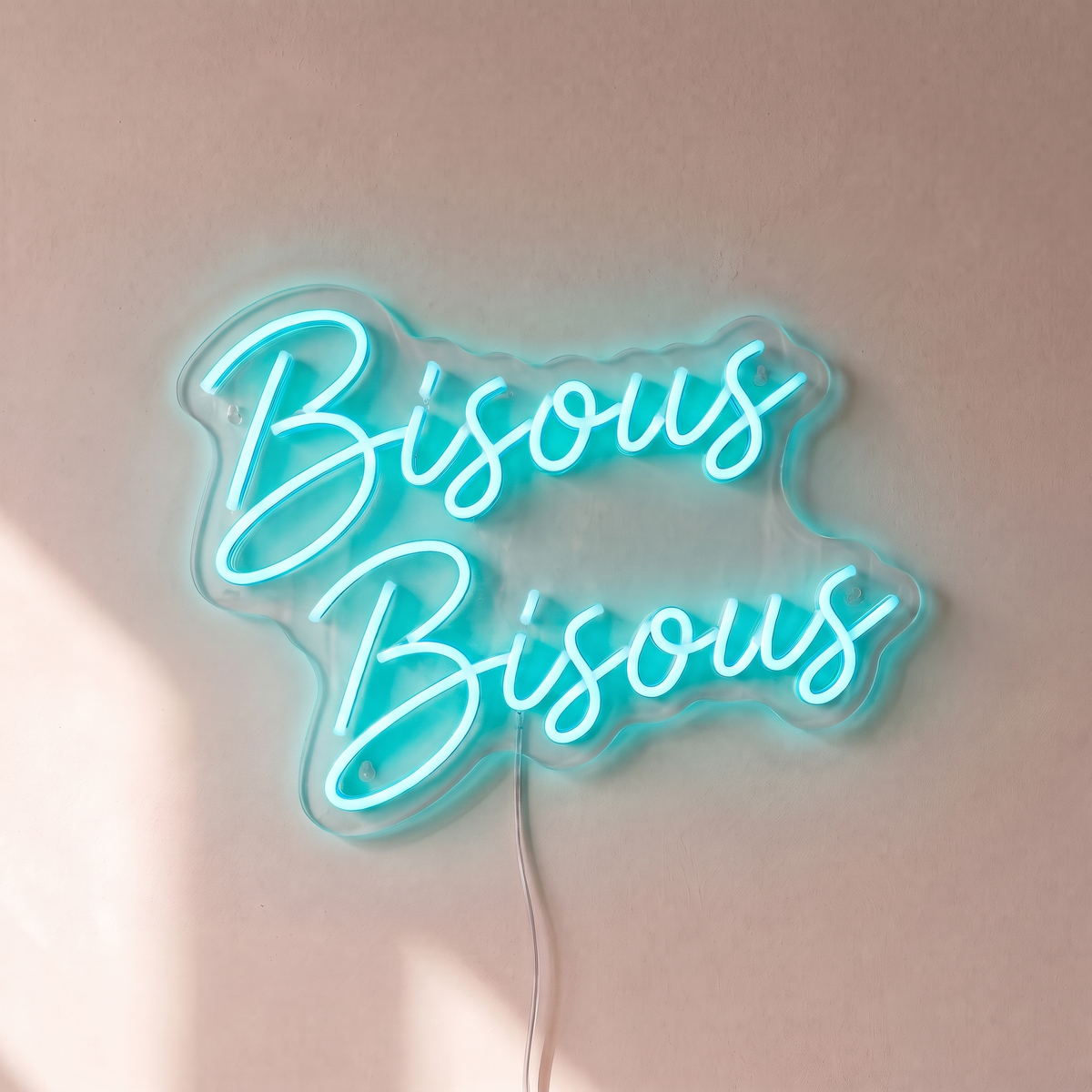 Néon mural « Bisous Bisous » turquoise, gros plan sur fond beige