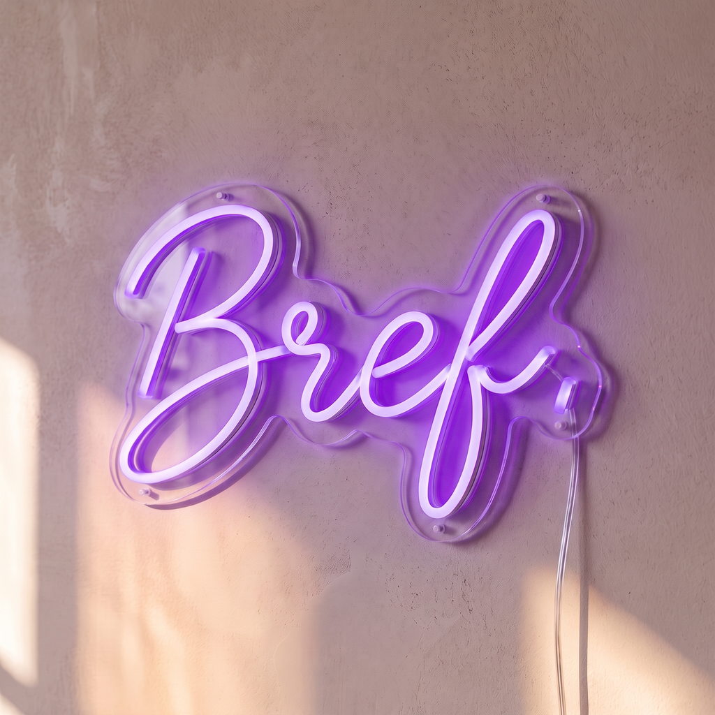 Néon mural « Bref. » violet, gros plan sur fond beige