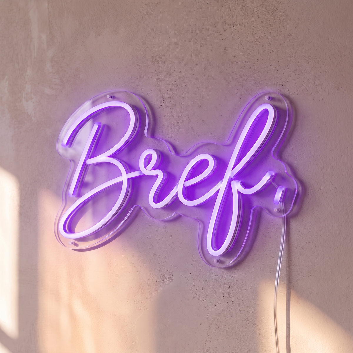 Néon mural « Bref. » violet, gros plan sur fond beige