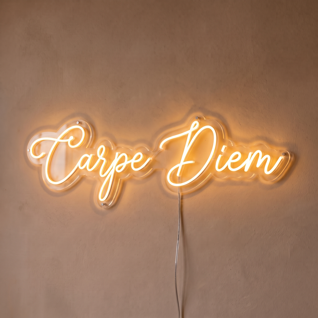 Néon mural « Carpe Diem » blanc chaud, gros plan sur fond beige
