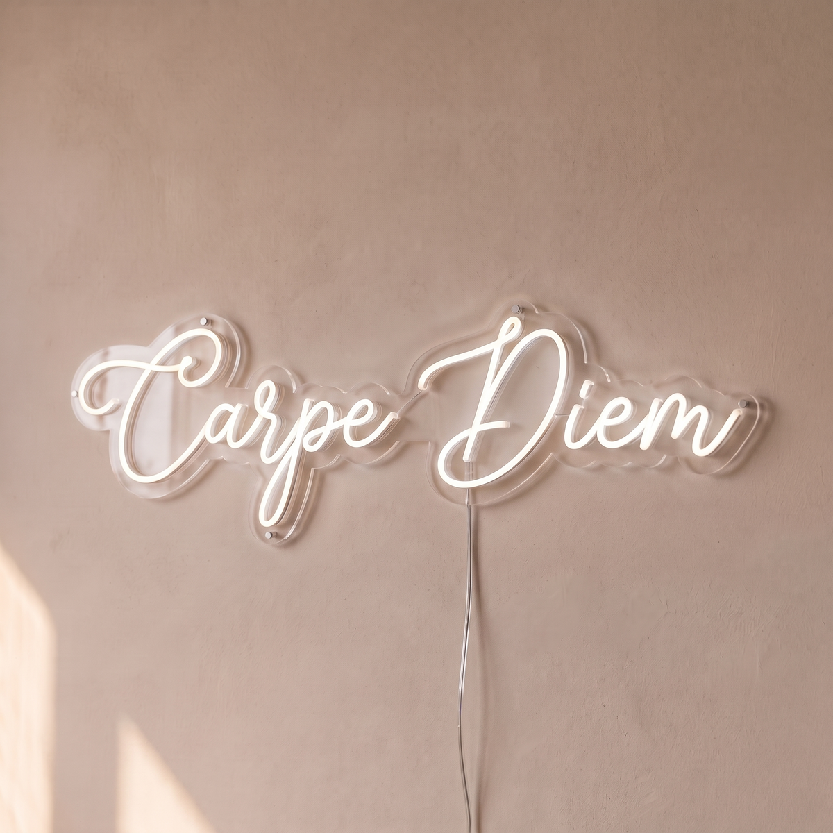 Néon mural « Carpe Diem » blanc, gros plan sur fond beige