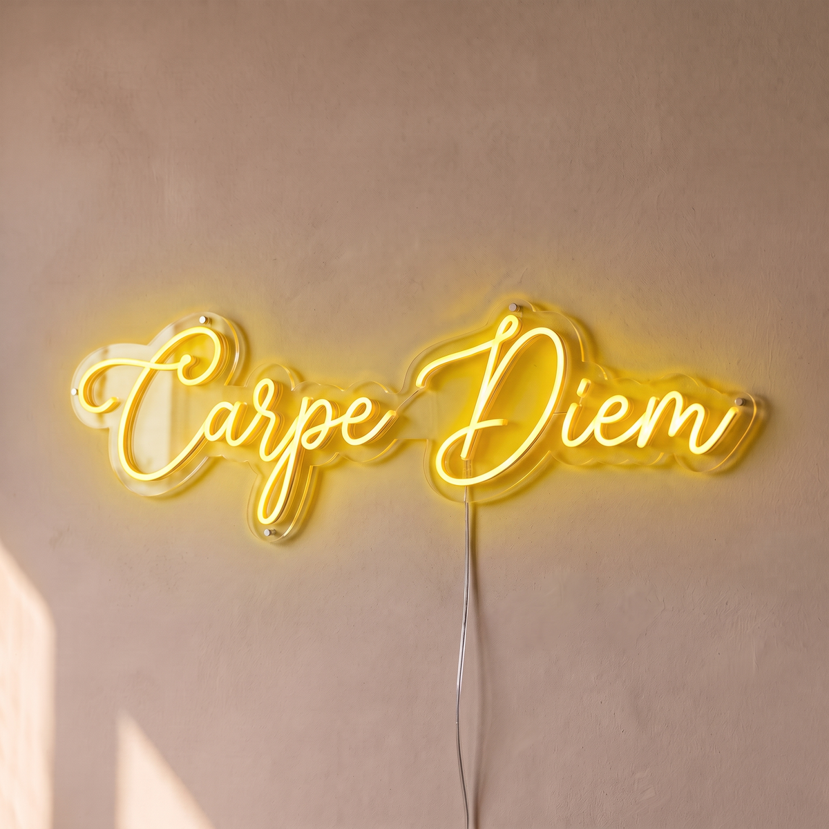 Néon mural « Carpe Diem » jaune, gros plan sur fond beige