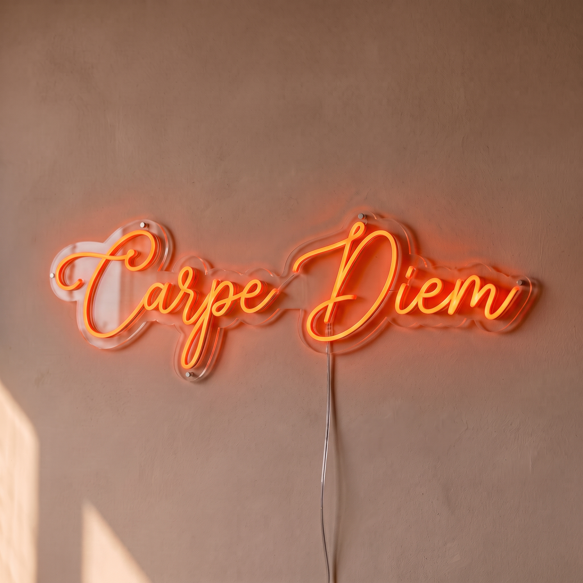 Néon mural « Carpe Diem » rouge orangé, gros plan sur fond beige