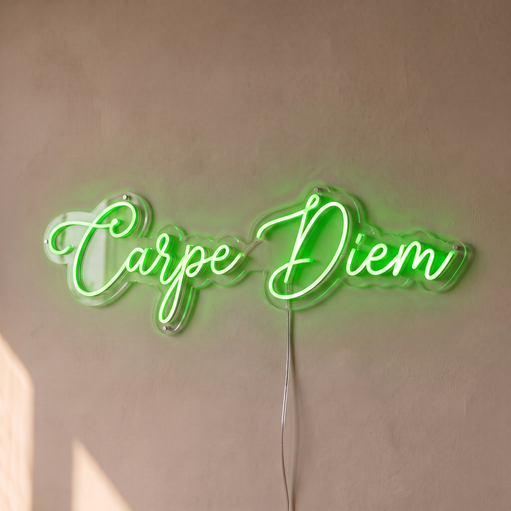 Néon mural « Carpe Diem » vert, gros plan sur fond beige