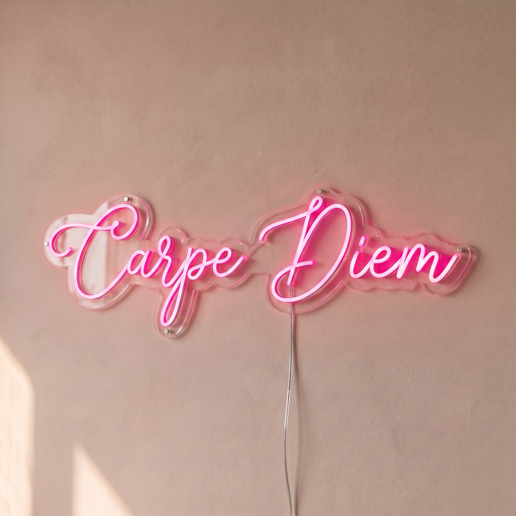 Néon mural « Carpe Diem » rose, gros plan sur fond beige