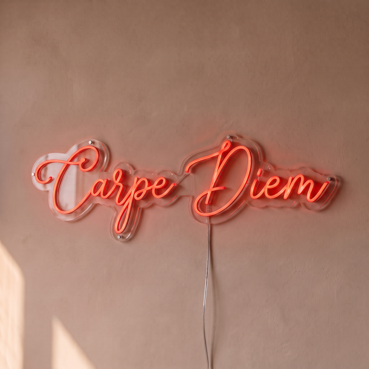 Néon mural « Carpe Diem » rouge, gros plan sur fond beige