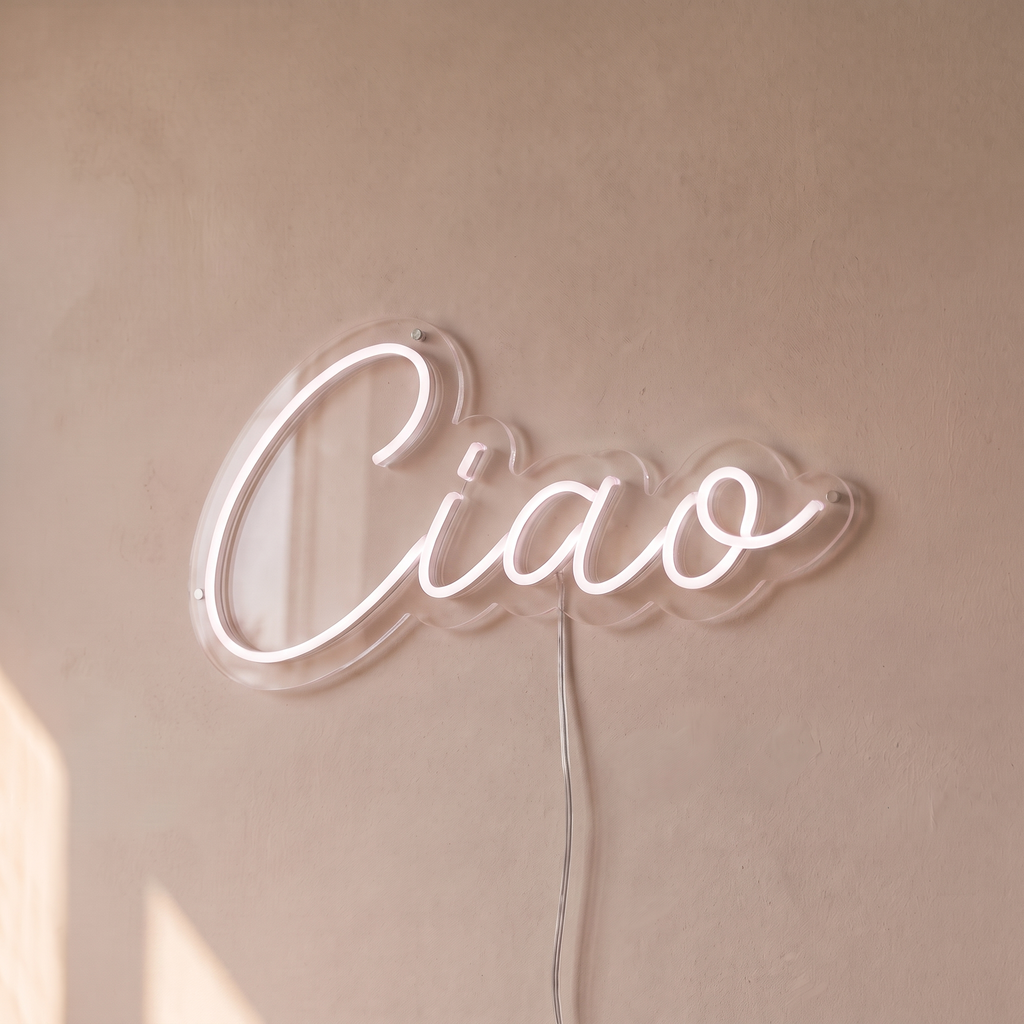 Néon mural « Ciao » blanc, gros plan sur fond beige