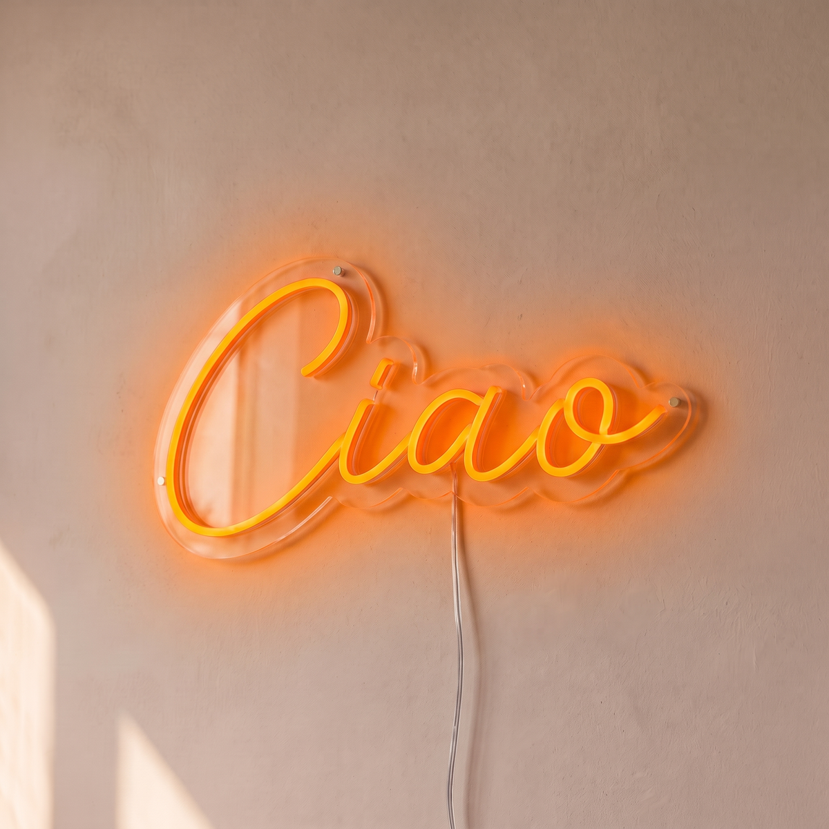 Néon mural « Ciao » orange, gros plan sur fond beige