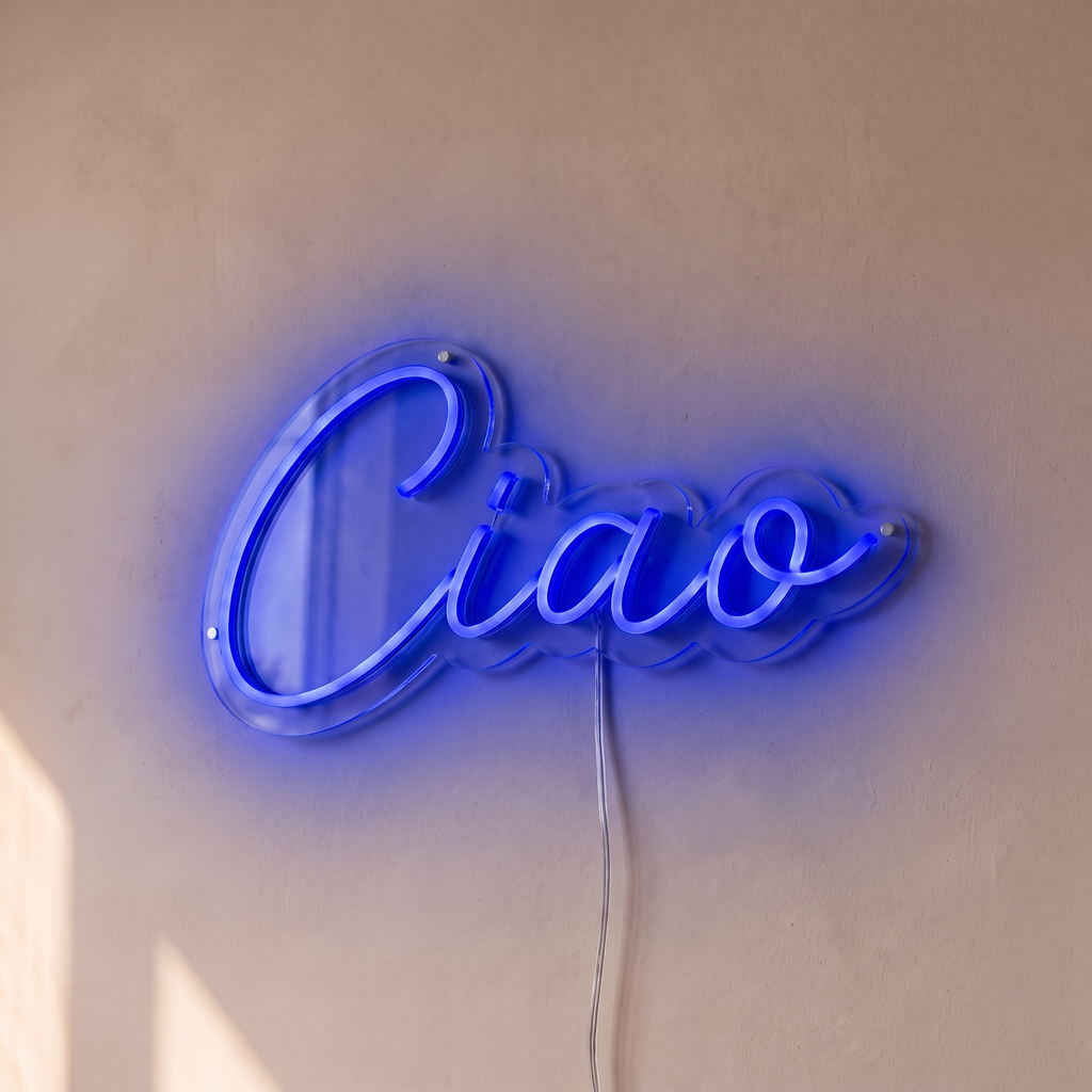 Néon mural « Ciao » bleu, gros plan sur fond beige