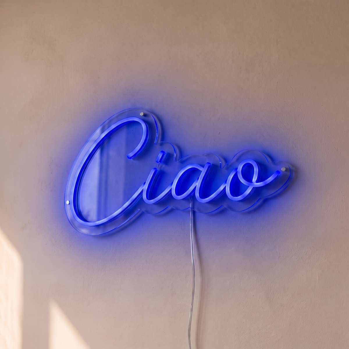 Néon mural « Ciao » bleu, gros plan sur fond beige