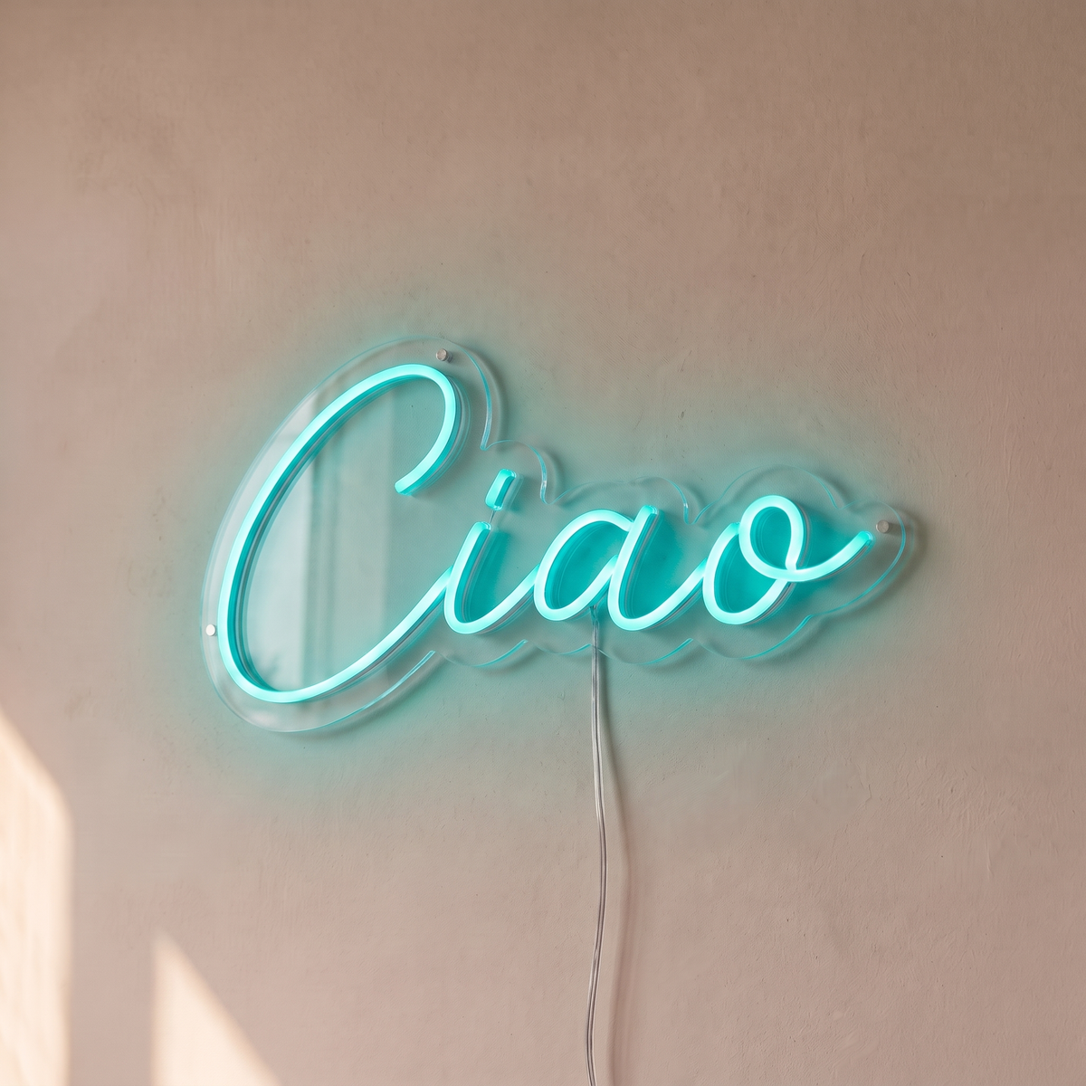 Néon mural « Ciao » turquoise, gros plan sur fond beige