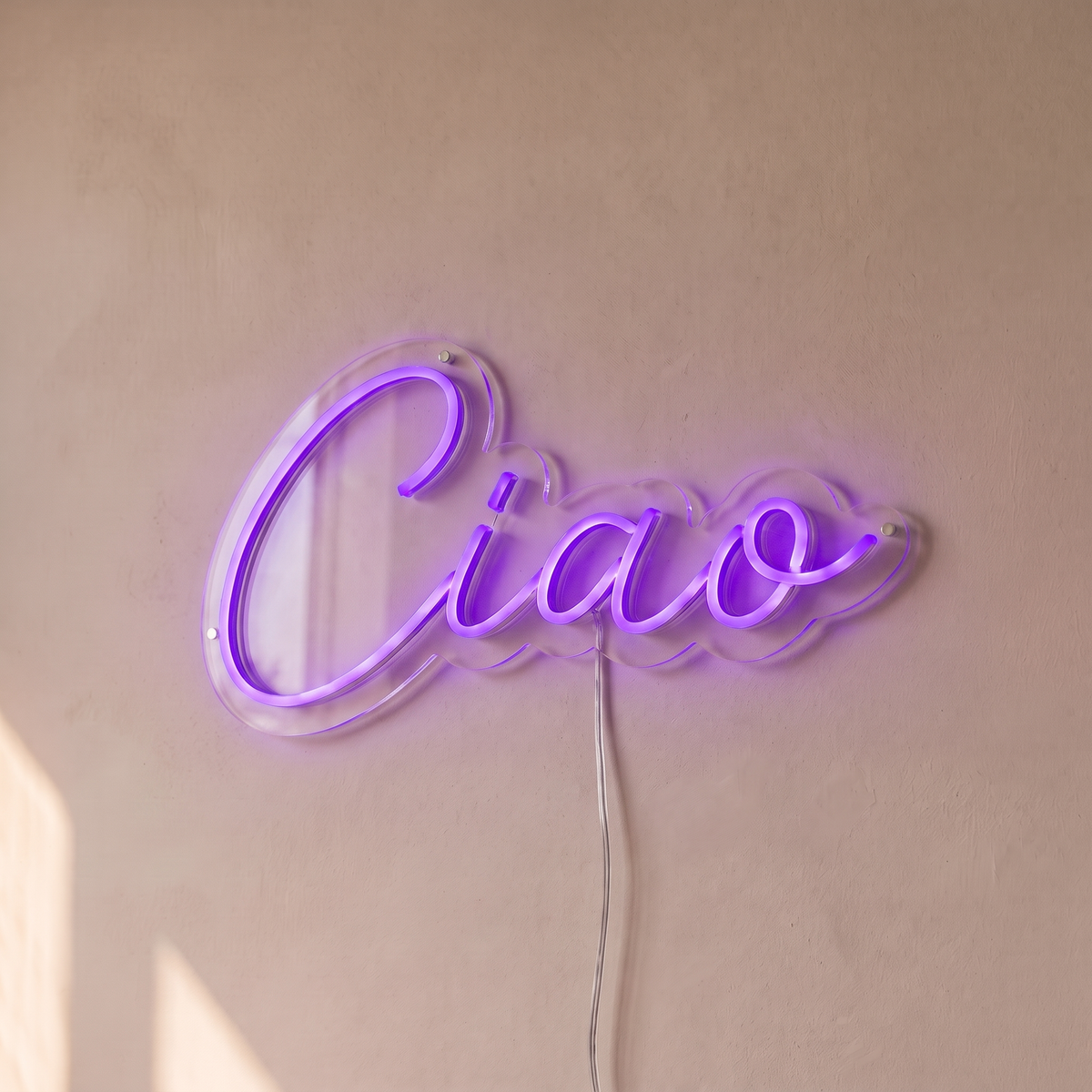 Néon mural « Ciao » violet, gros plan sur fond beige