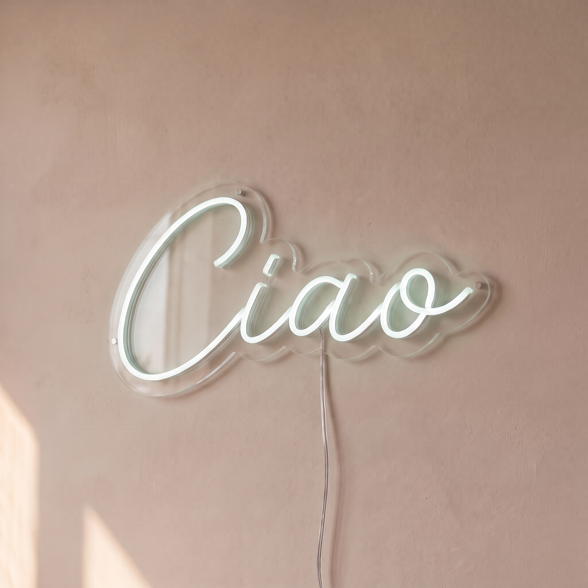 Néon mural « Ciao » blanc froid, gros plan sur fond beige
