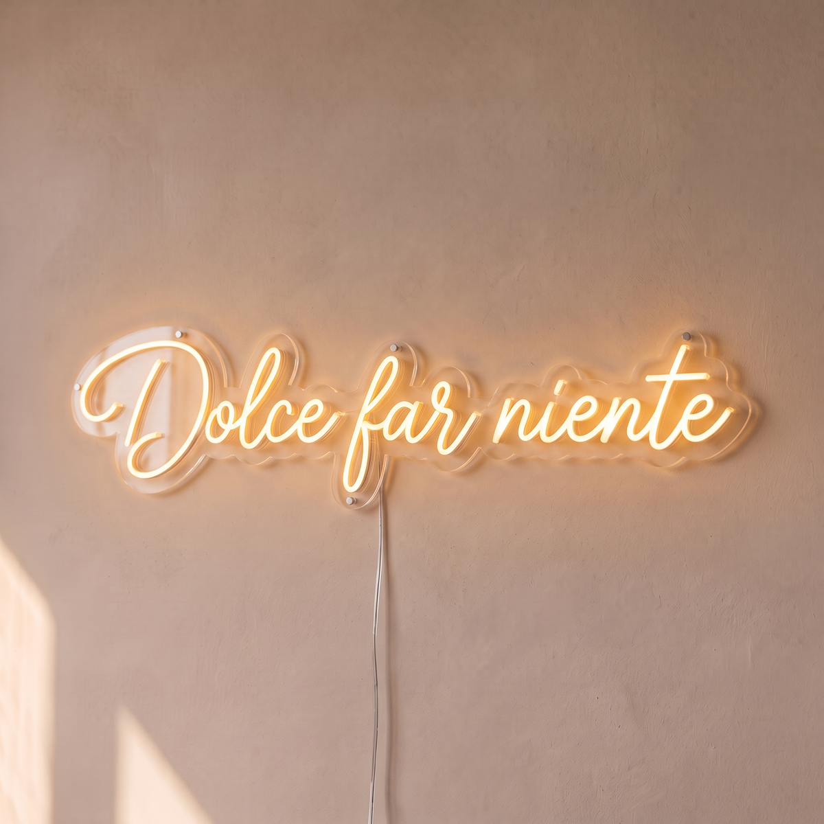 Néon mural « Dolce far niente » blanc chaud, gros plan sur fond beige
