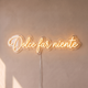 Néon mural « Dolce far niente » blanc chaud, gros plan sur fond beige