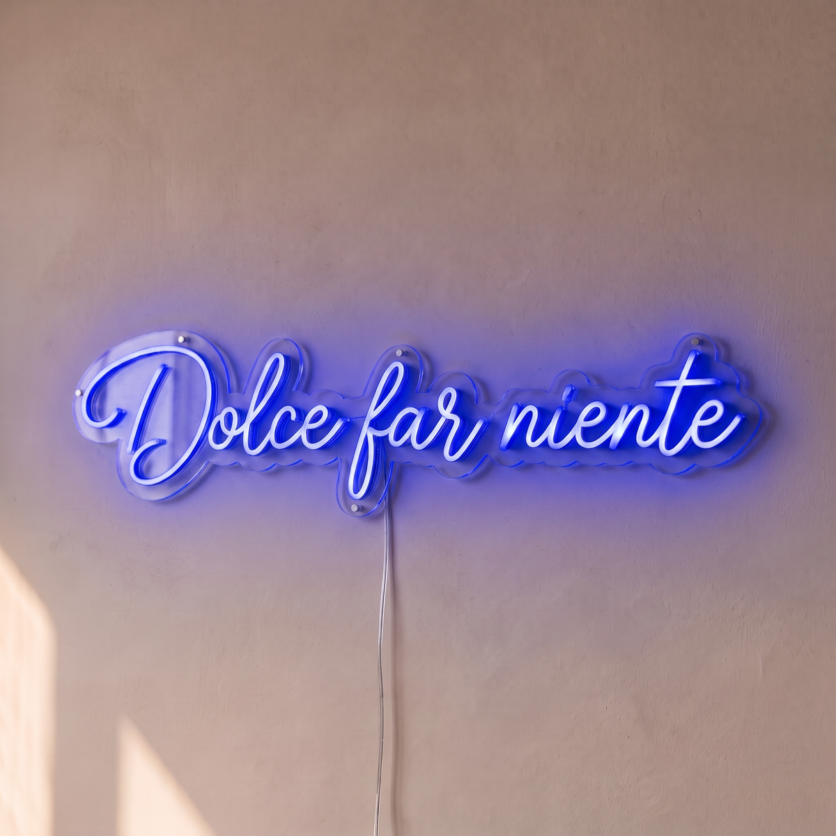 Néon mural « Dolce far niente » bleu, gros plan sur fond beige