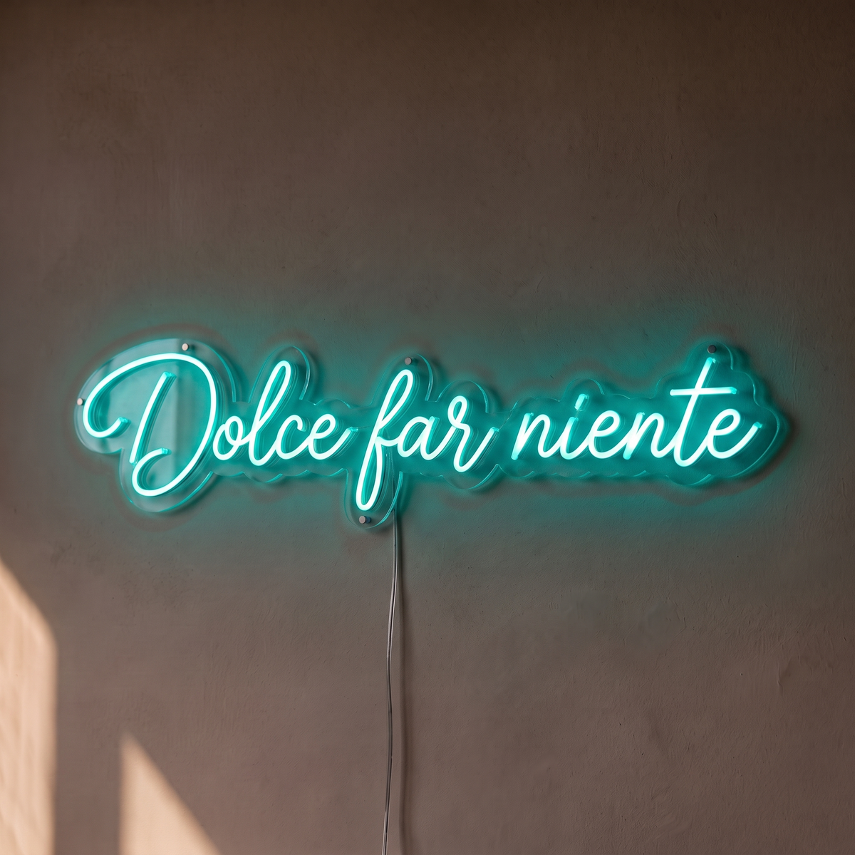 Néon mural « Dolce far niente » turquoise, gros plan sur fond beige