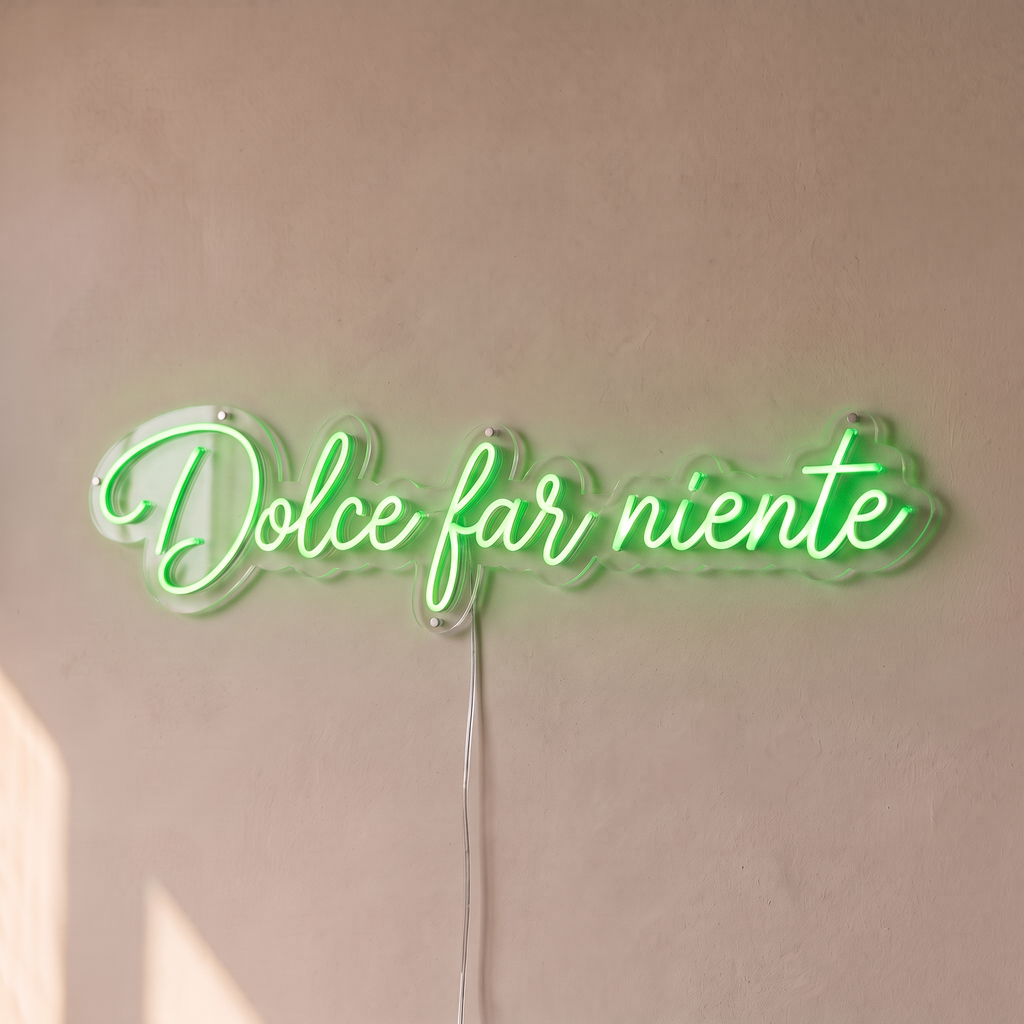 Néon mural « Dolce far niente » vert, gros plan sur fond beige