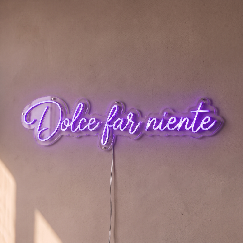 Néon mural « Dolce far niente » violet, gros plan sur fond beige