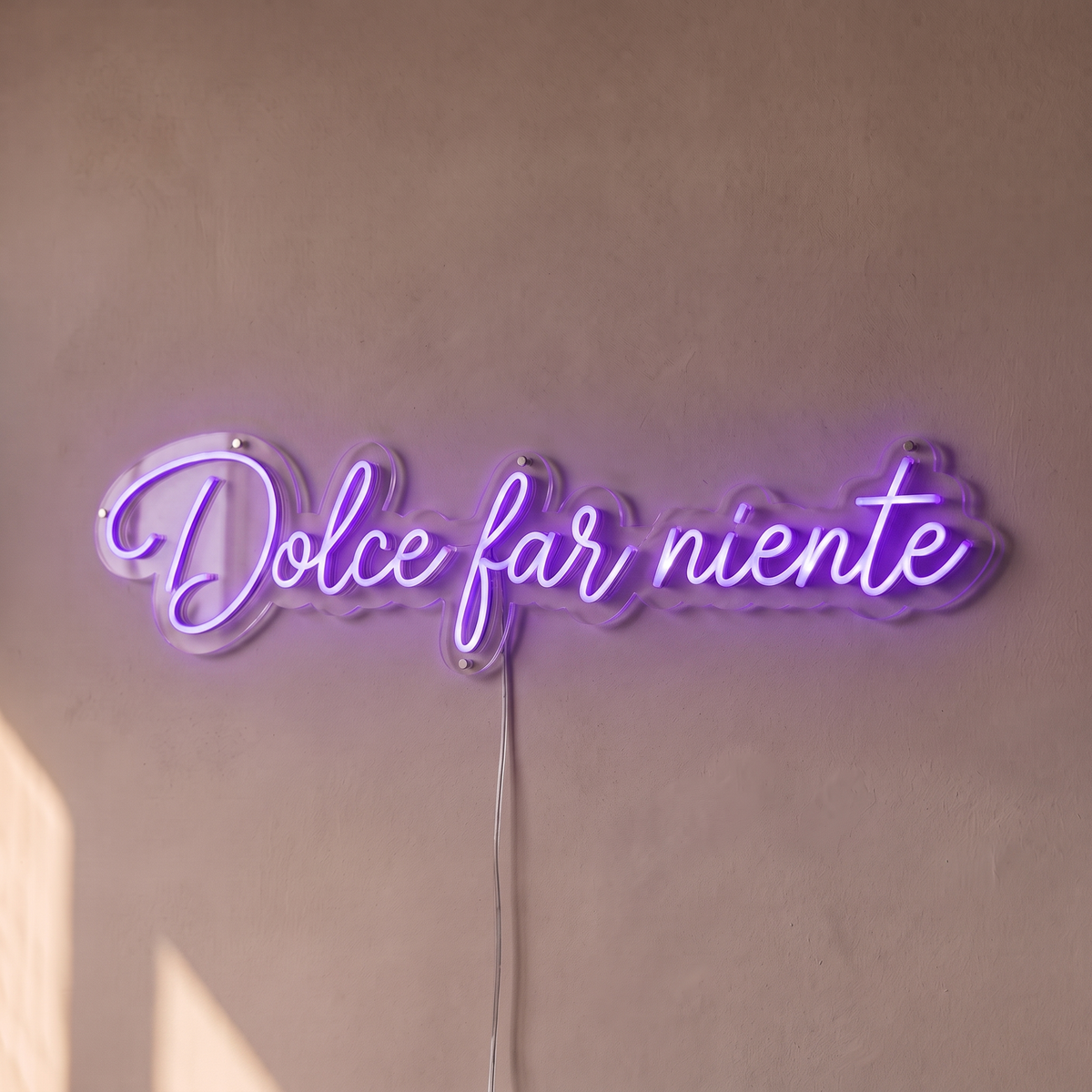 Néon mural « Dolce far niente » violet, gros plan sur fond beige