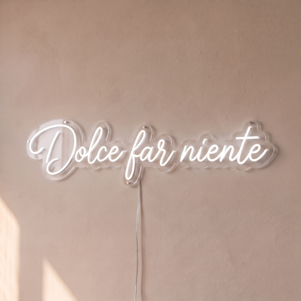 Néon mural « Dolce far niente » blanc froid, gros plan sur fond beige