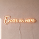Néon mural « Encore un verre » blanc chaud, gros plan sur fond beige