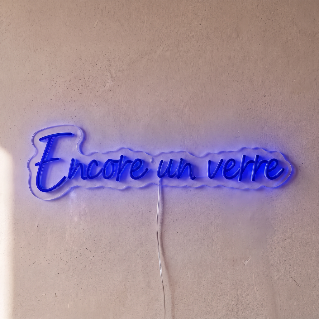 Néon mural « Encore un verre » bleu, gros plan sur fond beige
