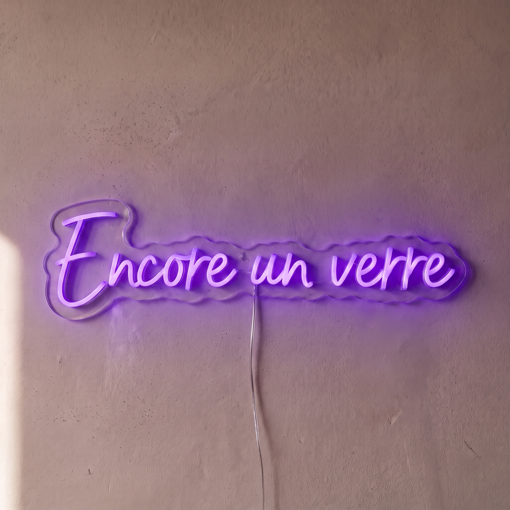 Néon mural « Encore un verre » violet, gros plan sur fond beige