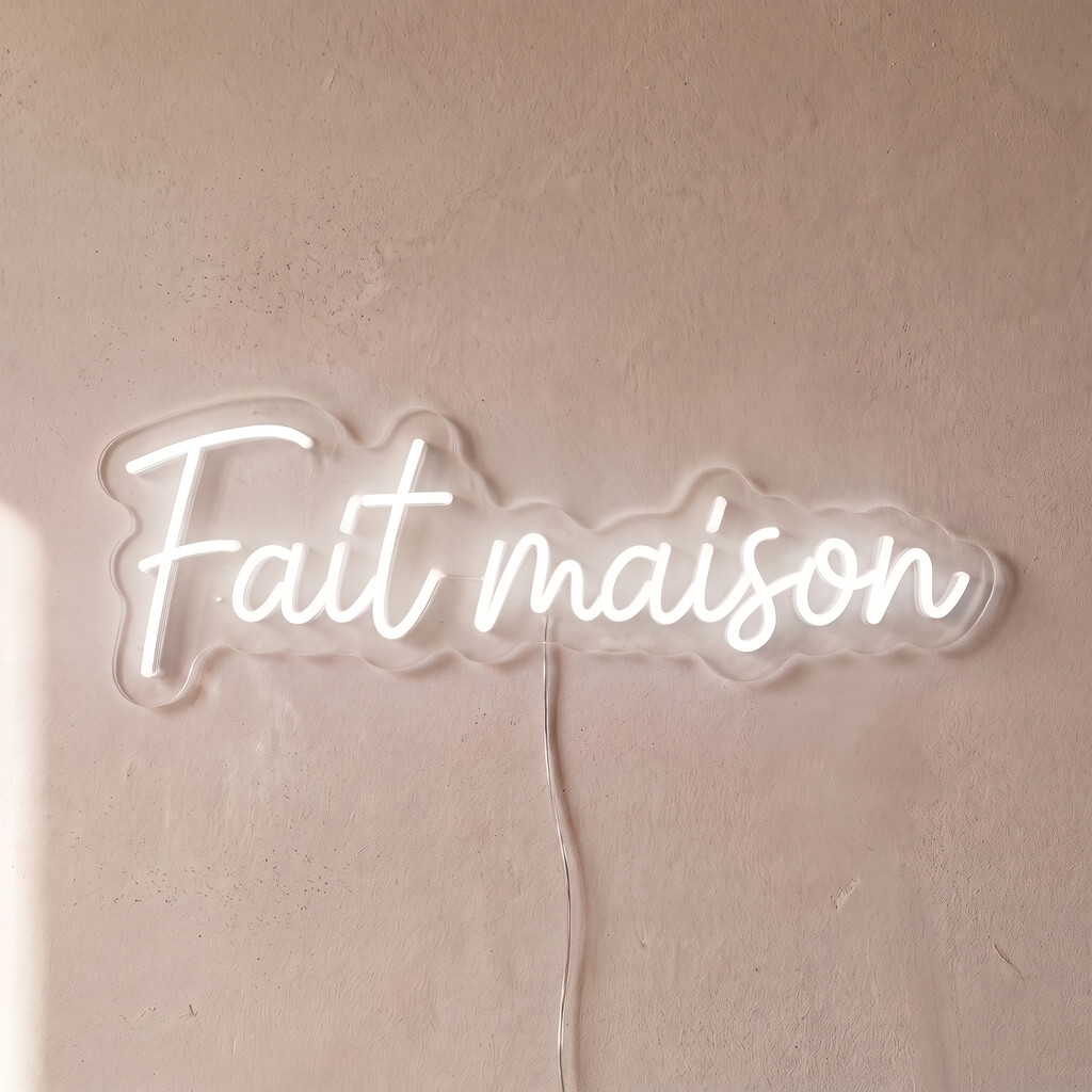 Néon mural « Fait maison » blanc, gros plan sur fond beige