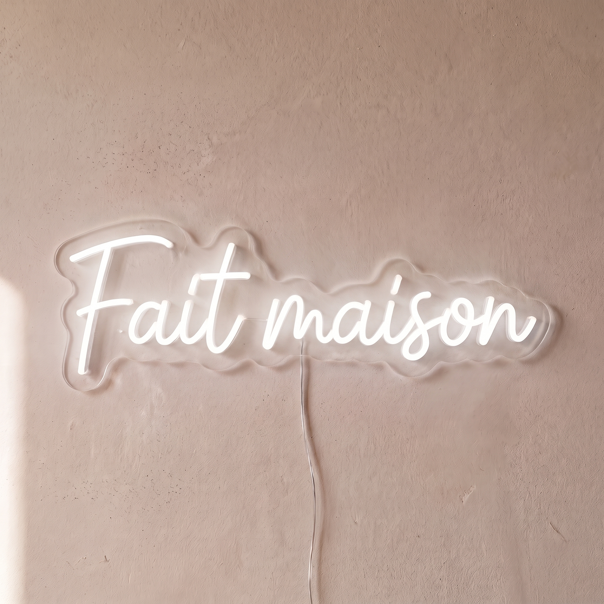 Néon mural « Fait maison » blanc, gros plan sur fond beige