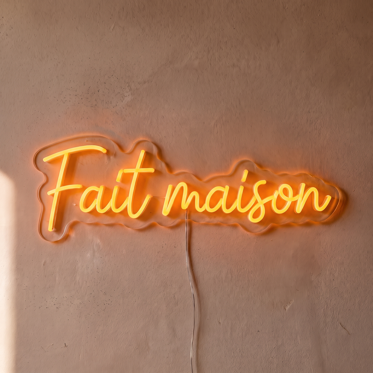 Néon mural « Fait maison » orange, gros plan sur fond beige