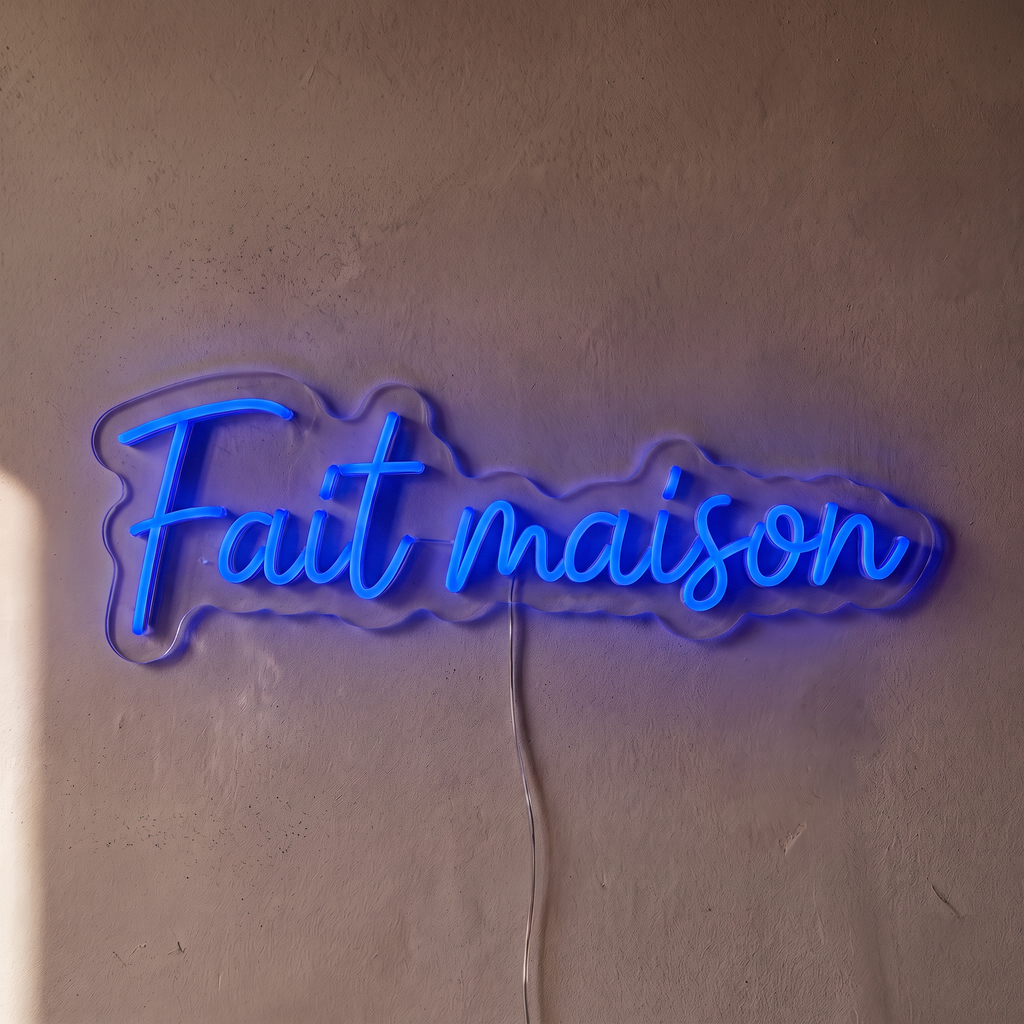 Néon mural « Fait maison » bleu, gros plan sur fond beige