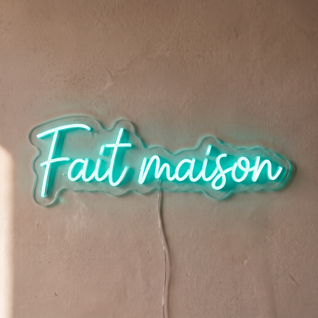 Néon mural « Fait maison » turquoise, gros plan sur fond beige