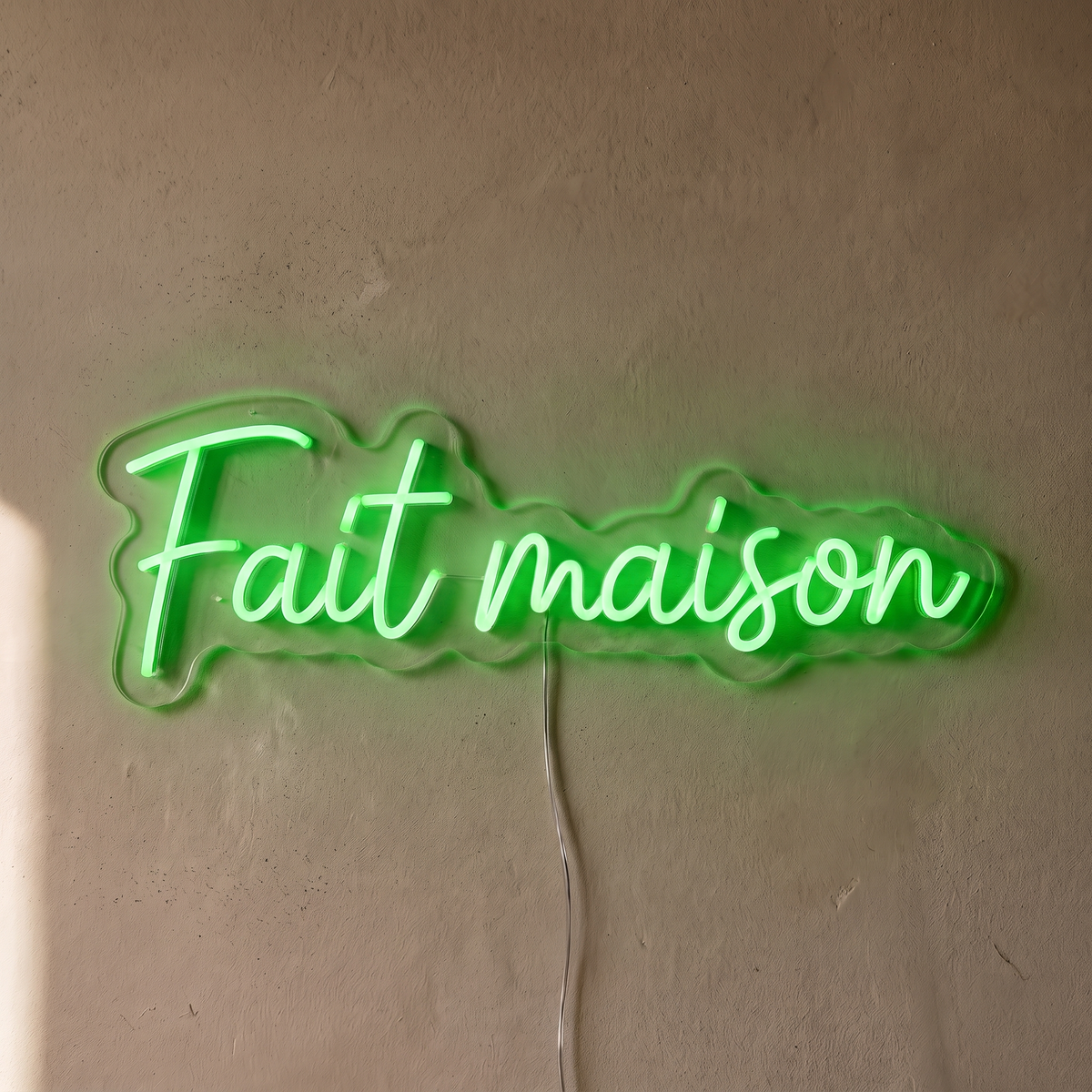 Néon mural « Fait maison » vert, gros plan sur fond beige